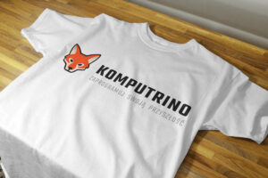 Komputrino. Koszulka z logotypem.